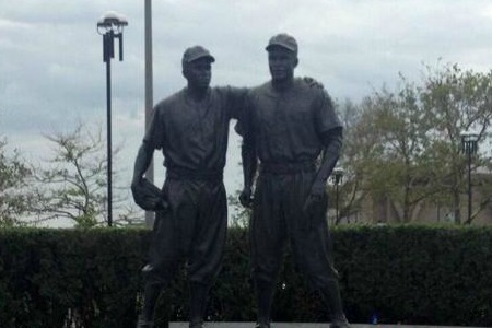 images_robinson-statue robinson-statue.jpg
