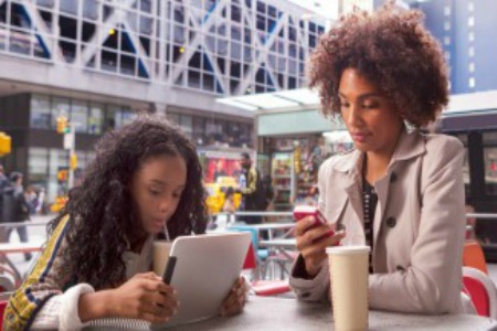 images_tech-savy-mother-and-daughtercrop