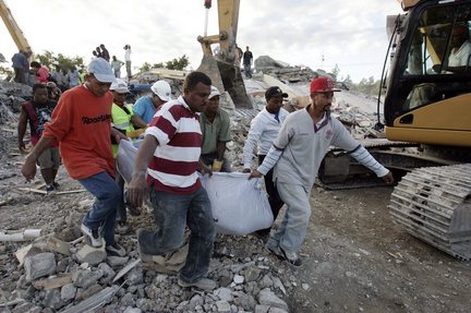 haiti-earthquake-carrying-body