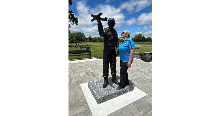 Aviador de Tuskegee honrado: la estatua y la dedicación de la plaza en Rouge Park conmemoran al héroe de guerra | La crónica de Michigan